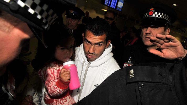 Carlos Tevez sést hér nýlentur í Manchester eftir skrópið til Argentínu.