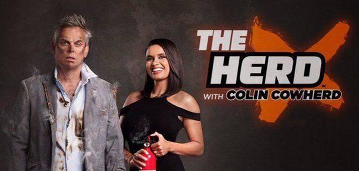 Colin Cowherd er umsjónarmaður The Herd with Colin Cowherd og Joy Taylor aðstoðar hann.