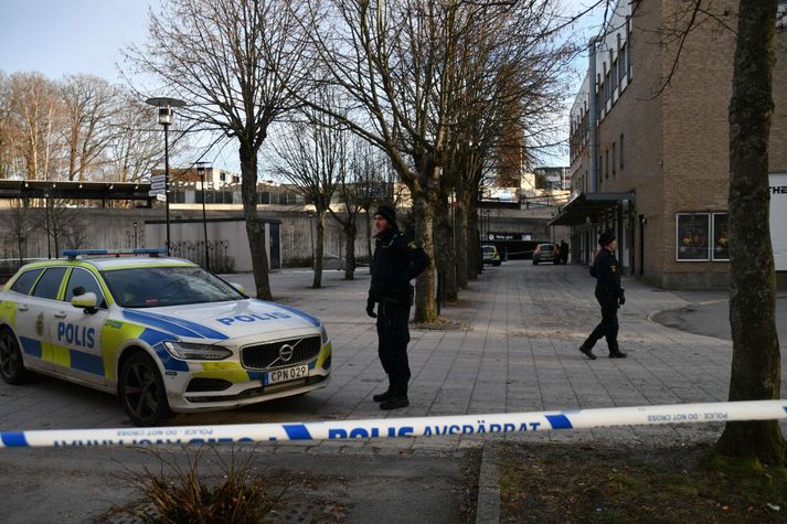 Lögreglan í Stokkhólmi réðist í stórfellda lögregluaðgerð í Rågsved-hverfi í nótt eftir að tilkynningar bárust um skothljóð. Á vettvangi kom í ljós að einn var látinn og tveir aðrir særðir. Mynd tengist frétt ekki beint.