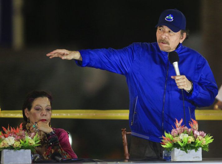Daniel Ortega og eiginkona hans Rosario Murillo eru forseti og varaforseti Níkaragva. Þau hafa jafnframt komið helstu fjölmiðlum landsins í hendur barna sinna og tengdabarna.