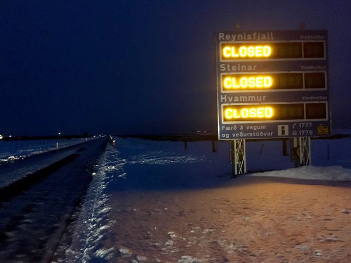 Ofsaveðri eða fárviðri er spá á öllu landinu með snjókomu eða slyddu.