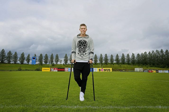 Aron Jóhannsson, knattspyrnumaður með AZ Alkmaar og bandaríska landsliðinu, á sínum gamla heimavelli í Grafarvoginum.