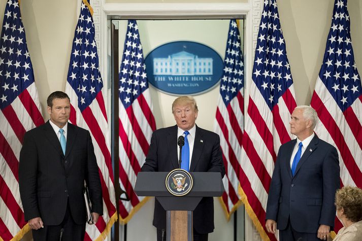 Kris Kobach, Donald Trump og Mike Pence.