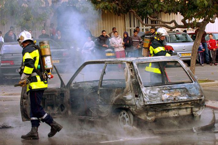 Eldar slökktir. Slökkviliðsmaður endar við að slökkva eld í bíl í bænum Carpentras í suðurhluta Frakklands.