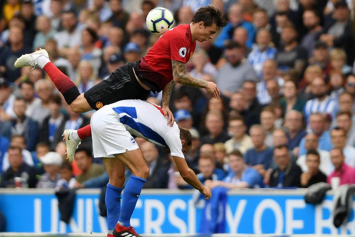 Glenn Murray í baráttu við Svíann Victor Lindelof hjá Manchester United.