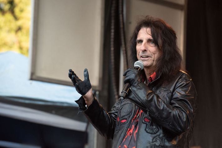 Tónlistamaðurinn Alice Cooper ætlar ekki að syrgja konu sína.