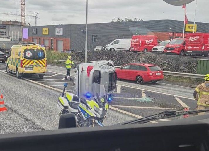 Frá vettvangi slyssins í Kópavogi við aðreinina á gatnamótum Nýbýlavegar og Reykjanesbrautar.