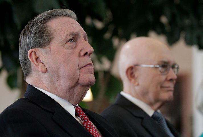 Jeffrey Holland (t.v) ásamt núverandi forseta kirkjunnar Dallin H. Oaks (t.h).