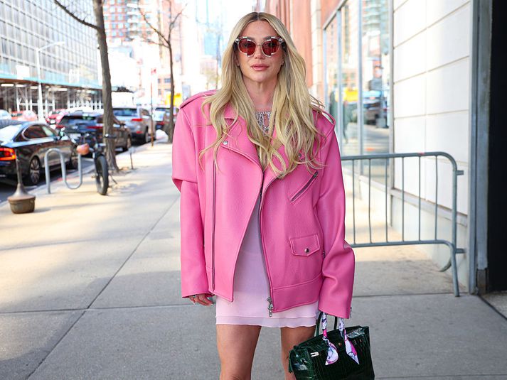 Tónlistarkonan Kesha ræddi ástarlíf sitt við Drew Barrymore. 
