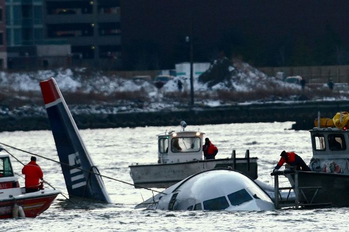 Flugmaðurinn „Sully“ neyddist til að lenda farþegaflugvél á Hudson ánni og var öllum þeim 155 sem voru um borð bjargað úr henni.