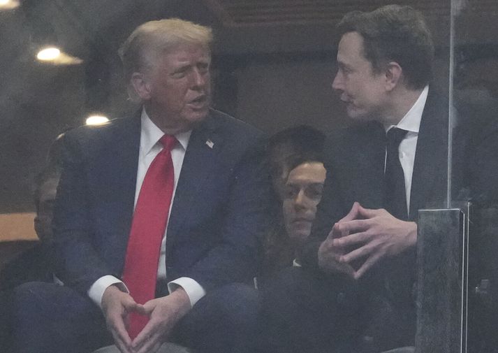 Elon Musk og Donald Trump sátu hlið við hlið og ræddu saman. Ætli þetta sé ekki í fyrsta sinn sem þeir hittast eftir vinslit þeirra fyrr á árinu?