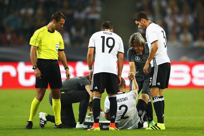 Mustafi hjálpað á fætur er hann meiddist í vikunni.
