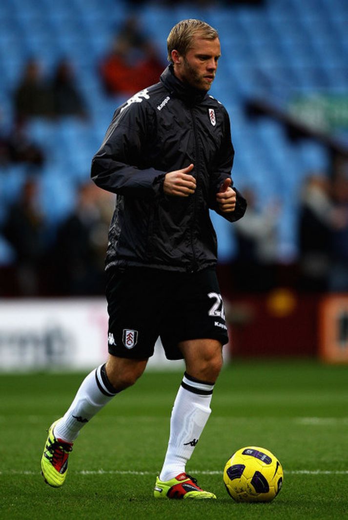Eiður Smári hitar hér upp fyrir leik Fulham og Aston Villa um síðustu helgi.