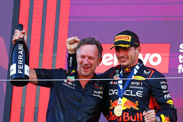 Christian Horner, liðsstjóri Red Bull Racing og Max Verstappen, ökumaður liðsins og heimsmeistari síðustu þriggja tímabila, fagna góðum árangri í Abu Dhabi í gær. 