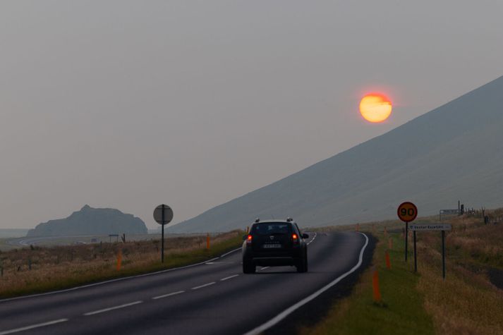 Sólsetur undir Eyjafjöllum í gosmóðu frá Reykjanesi.