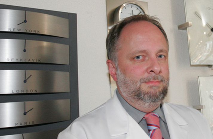 Frank Michelsen varð fyrir þeirri óskemmtilegu lífsreynslu að maður reyndi að ræna verslun hans með úðabrúsa í dag.