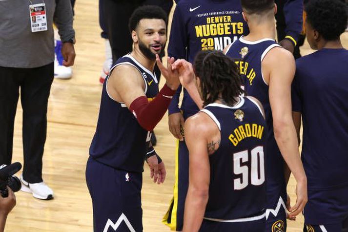  Jamal Murray og Aaron Gordon, leikmenn Denver Nuggets, fagna fjórða sigrinum.