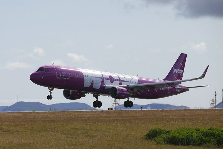 Vél á vegum WOW Air kemur til lendingar.