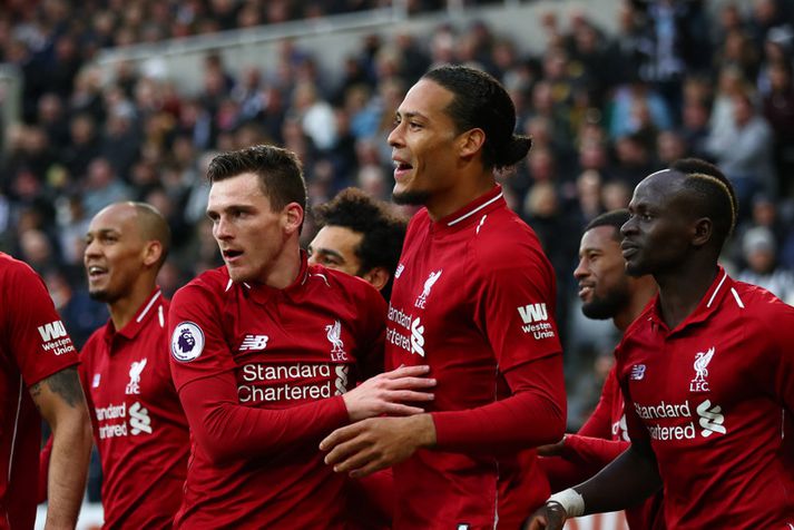 Andy Robertson fagnar marki með Virgil van Dijk,. Sadio Mane og fleirum úr Liverpool liðinu.