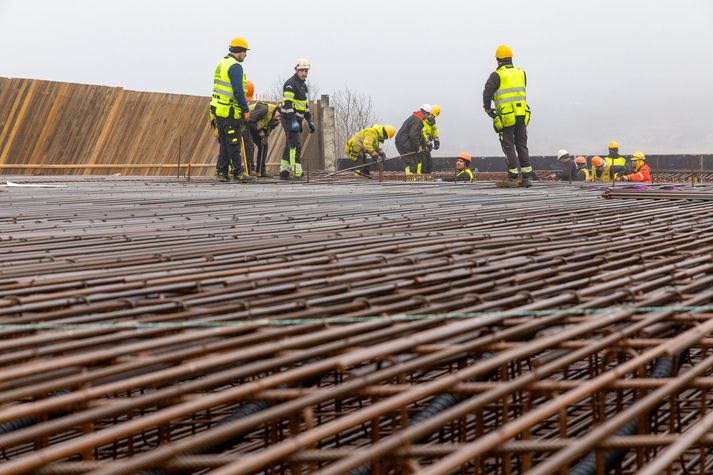 Það tekur steypuna einhverja daga að harðna og á meðan er þess eðlilega beðist að ekki sé ekið á hana.