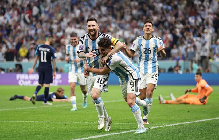 Julian Alvarez og Lionel Messi fagna einu marka argentínska landsliðsins á HM.
