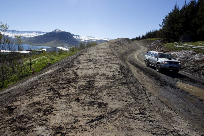 Frá byggingu snjóflóðavarnar á Ísafirði.