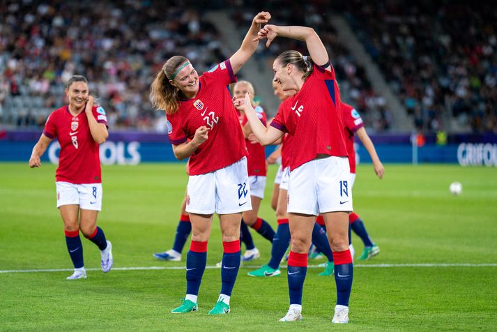 Signe Gaupset fagnar öðru marka sinna á móti Íslandi ásamt Elisabeth Terland.