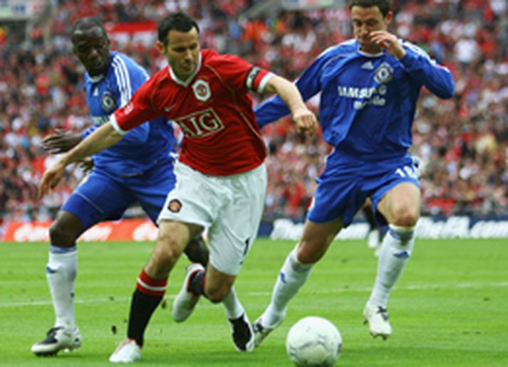 Ryan Giggs sést hér í baráttu við leikmenn Chelsea í leiknum í dag.