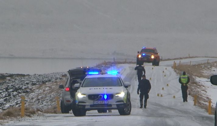 Frá vettvangi banaslyss í Skötufirði á laugardag. Kona á þrítugsaldri lést þegar bíll sem hún var í ásamt manni sínum og barni hafnaði úti í sjó. Fjölskyldan átti langt ferðalag að baki; kom frá Póllandi seint um nóttina og hélt heim til Flateyrar strax í kjölfarið.