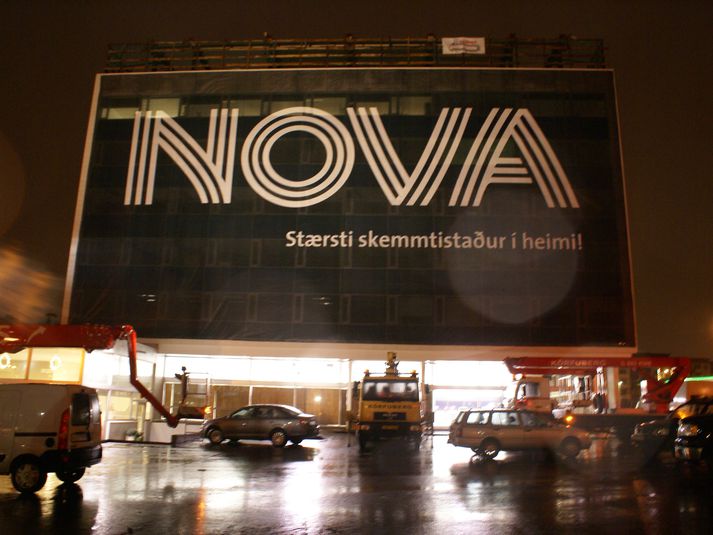 Svona litu höfuðstöðvar Nova út klukkan 3 í nótt.