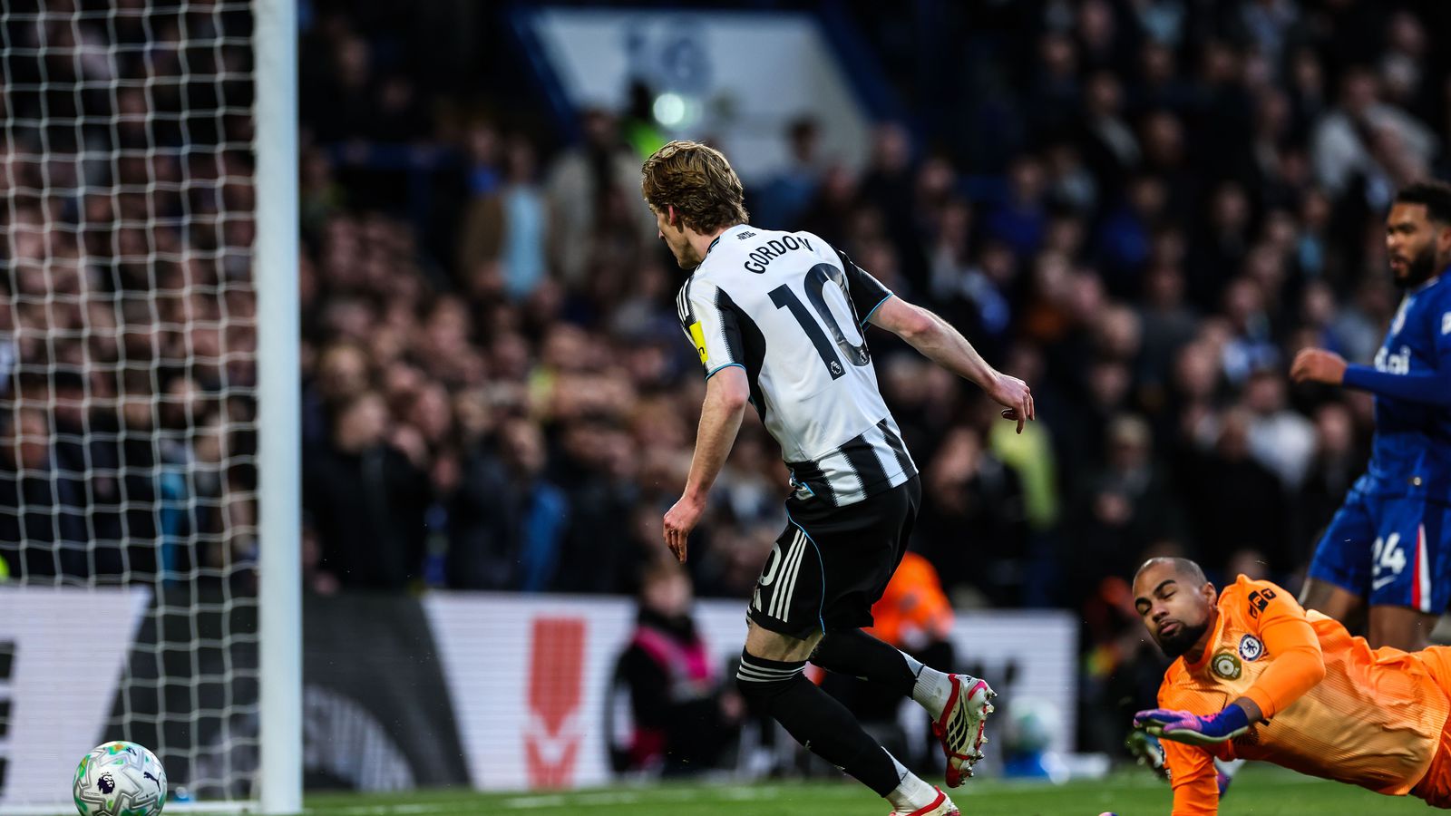 Dugði Chelsea ekki til sigurs að um­kringja dómarann