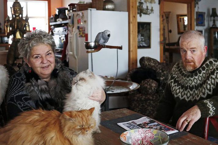Gunnar Tyrfingsson og Unnur Ingólfsdóttir í Herdísarholti eru ósátt við að fá ekki vatnsveitu. Þau aka með tank til Akraness á hverjum degi til að sækja vatn.