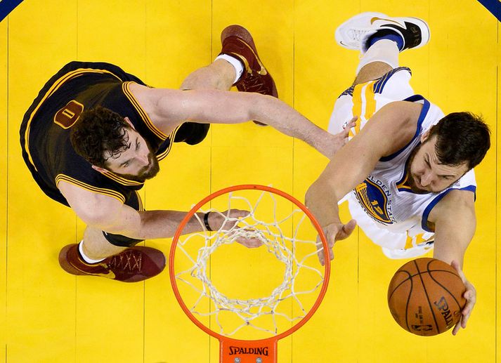 Andrew Bogut og Kevin Love í baráttunni undir körfunni.