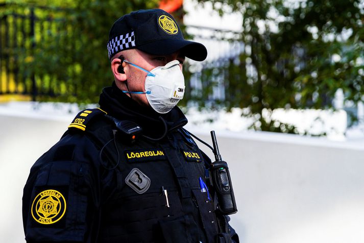 Það eru lögregluembættin í landinu sem rannsaka og gefa út sektir vegna brota á reglum um sóttkví og einangrun. 