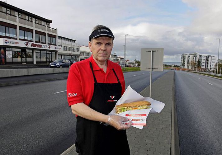 Hjörtur Aðalsteinsson eigandi Super Sub bauð Kópavogsbæ 400 langlokumáltíðir fyrir skuld vegna fasteignagjalda. Hann segir framkvæmdir á Nýbýlavegi hafa skaðað reksturinn.Fréttablaðið/Valli