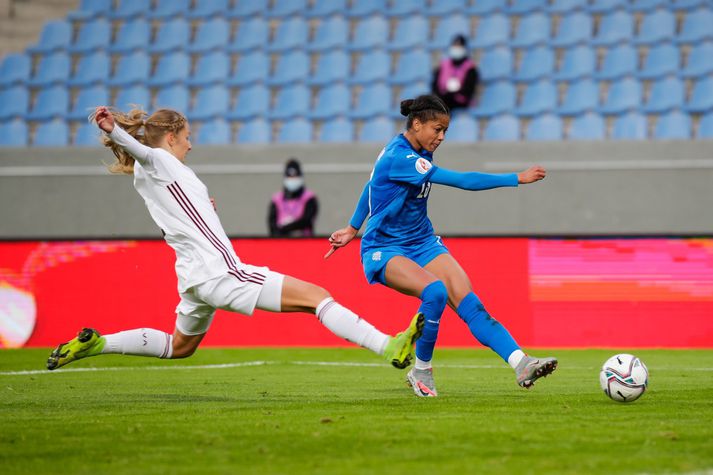 Sveindís Jane Jónsdóttir skorar annað tveggja marka sinna gegn Lettlandi í kvöld.