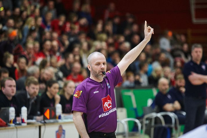 Jón Guðmundsson að störfum sem dómari. Hann verður hins vegar í sporum þjálfara næsta vetur.