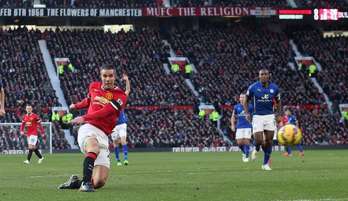 Robin van Persie skorar fyrsta mark United.