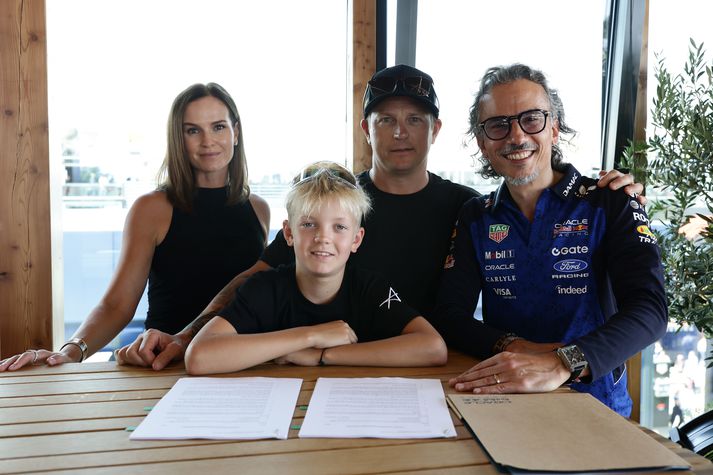 Robin Räikkönen skrifar undir samning hjá Red Bull. Laurent Mekies, móðir hans Jenni Dahlman og faðir hans Kimi Räikkönen voru viðstödd.