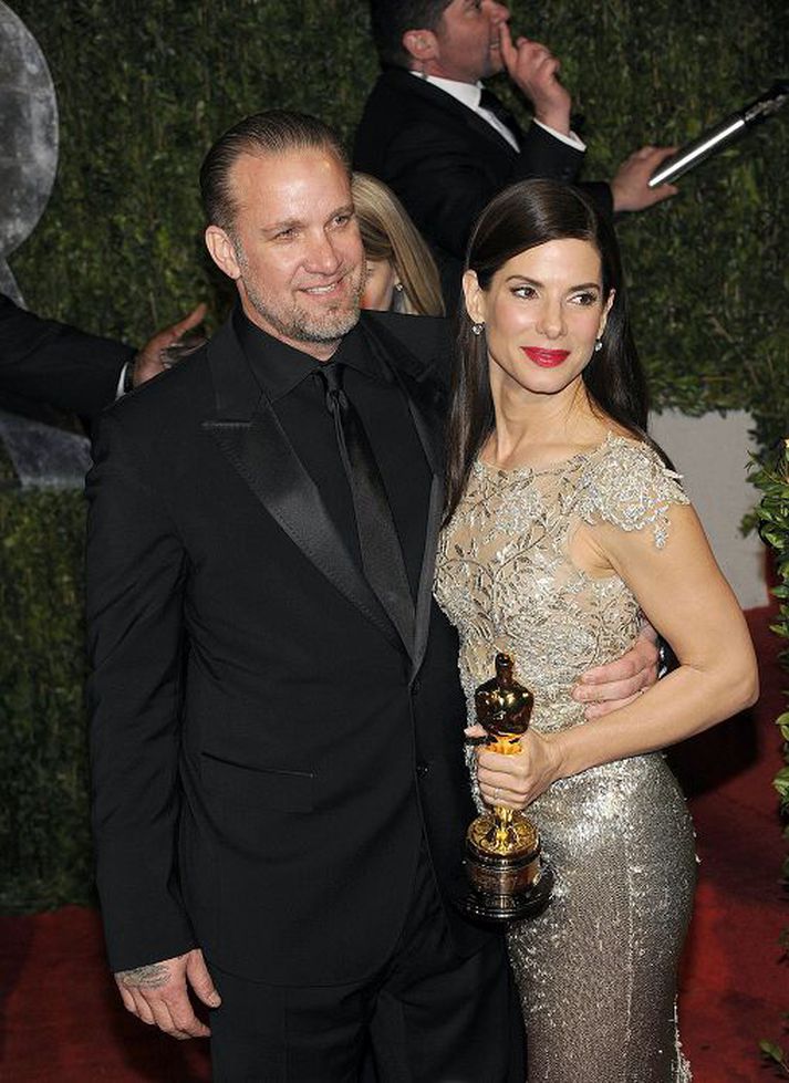 Sandra Bullock og Jesse James
Bullock giftist mótorhjólasmiðnum Jesse James árið 2005. Í mars árið 2010 hélt Michelle "Bombshell“ McGee því fram að þau James hefðu átt í ástarsambandi og í kjölfarið stigu fleiri konur fram. Hinn 18. mars sendi James frá sér tilkynningu þar sem hann staðfestir orðróminn og biður Bullock afsökunar. Bullock sótti um skilnað í apríl sama ár.
nordicphotos/getty