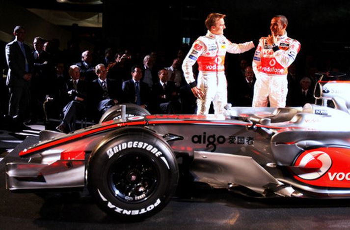Lewis Hamilton og Heikki Kovalainen bregða á leik í dag.