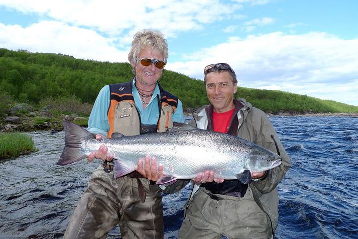 Veitt á Kólaskaga Hér er hinn þekkti veiðimaður Árni Baldursson með stórlax sem hann veiddi í Yokanga-ánni á Kólaskaga.