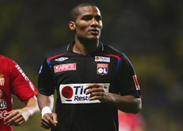 Florent Malouda var valinn bestur í Frakklandi í vetur, en hann hefur fengið leyfi til að yfirgefa Lyon í sumar. Fyrir skemmstu kvaðst hann hafa fengið tilboð sem hann gat ekki hafnað, en talið er að það hafi jafnvel verið frá Chelsea.