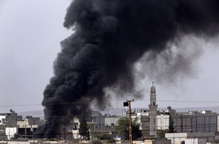 Vígamenn IS hafa kveikt mikla elda í Kobani svo flugmenn Bandaríkjanna eigi erfiðara með að sjá hvað sé að gerast á jörðu niðri.