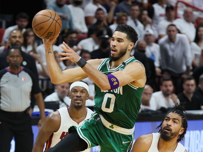 Jayson Tatum var frábær í einvíginu gegn Miami Heat. Ásamt því að senda Kobe Bryant heitnum skilaboð að oddaleiknum loknum þá lék hann með svitaband Kobe til heiðurs.