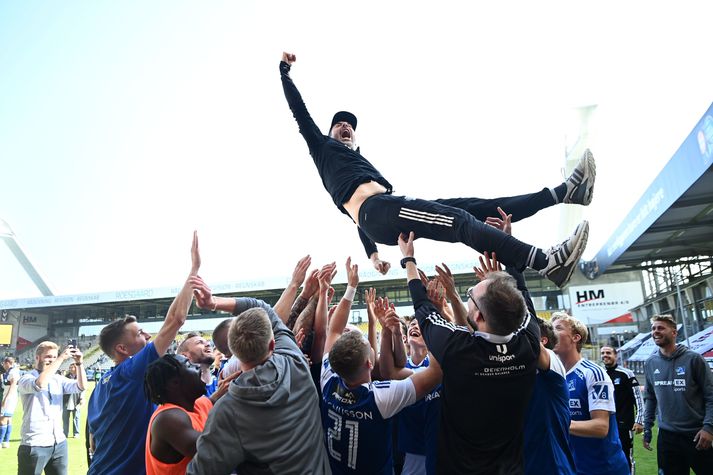 Freyr tolleraður af leikmönnum Lyngby eftir leik dagsins