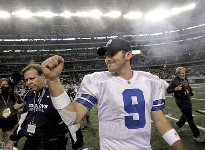Tony Romo fagnar sigrinum í nótt.
