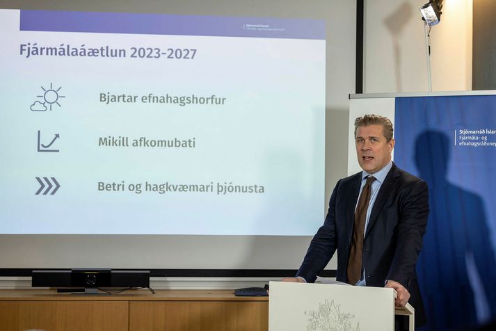 Bjarni Benediktsson fjármálaráðherra var mjög bjartsýnn á efnahagshorfurnar þegar hann kynnti fjármálaáætlun ríkisstjórnarinnar í morgun. Spár um aukinn bata gerðu ráð fyrir tugum milljarða hærri tekna ríkissjóðs vegna þess hvað atvinnulífið hefði tekið vel við sér.