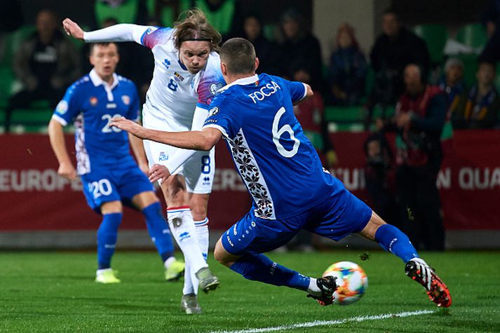 Birkir Bjarnason og félagar í íslenska landsliðinu gætu leikið EM i desember.