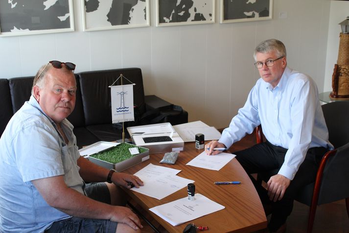 Í dag skrifaðu Haraldur L. Haraldsson, bæjarstjóri og Páll Halldórsson, framkvæmdastjóri Metatrons undir samning um verkefnið.